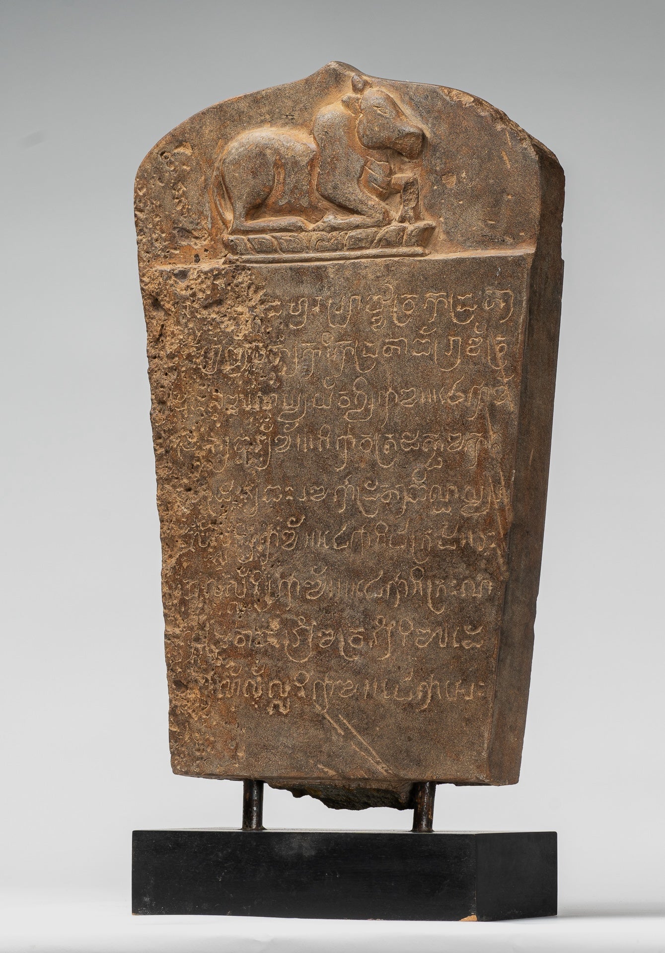 Antike Khmer -Stone Sanskrit Stele mit Nandi - 57 cm / 23 "