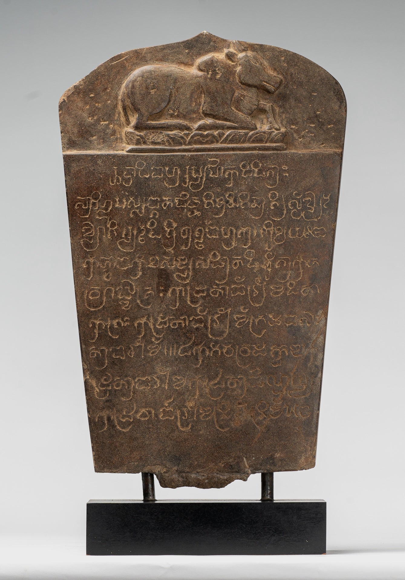 Antike Khmer -Stone Sanskrit Stele mit Nandi - 57 cm / 23 "