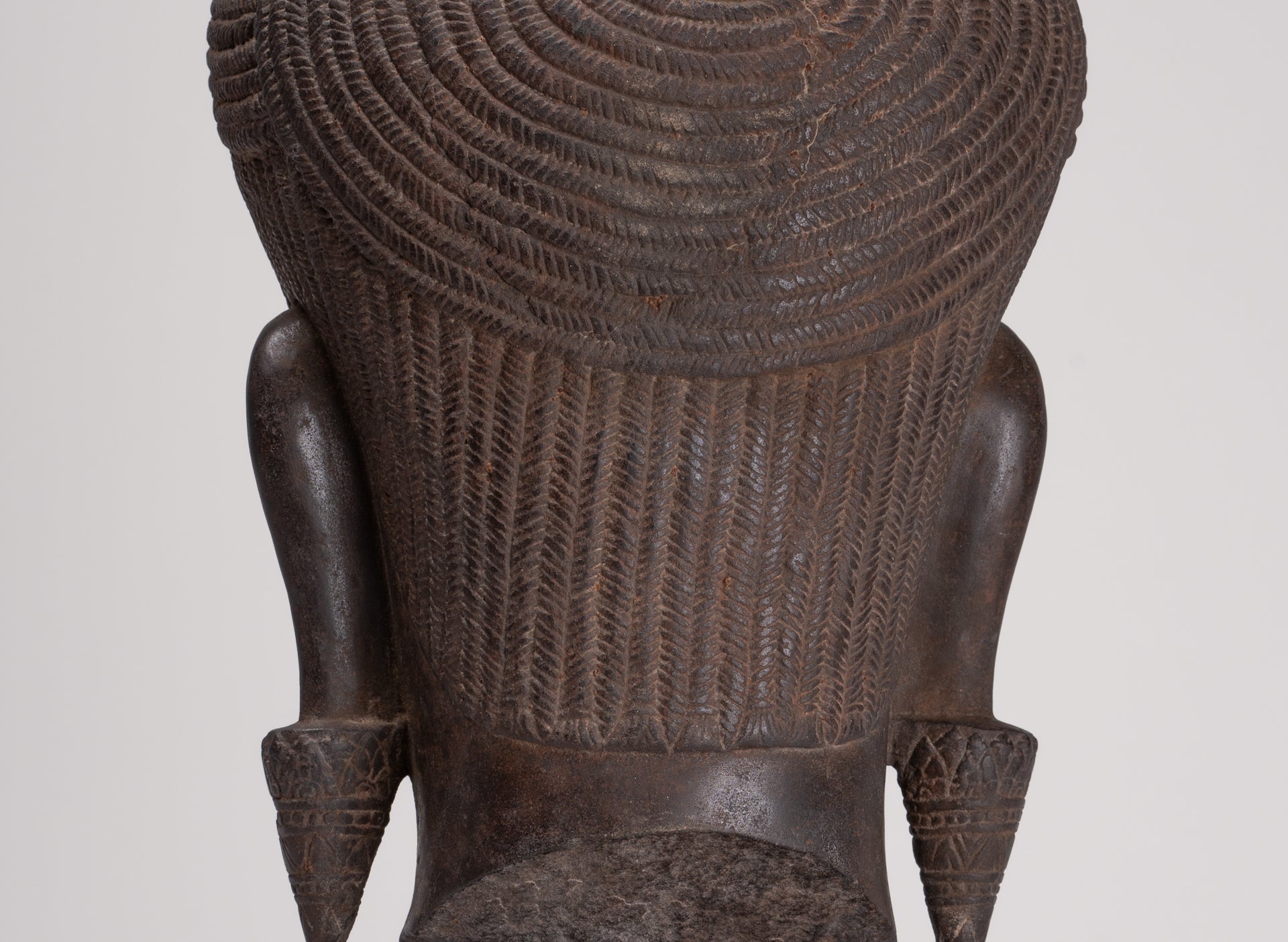 Statue de Lokeshvara - Antique Khmer Style Mounted Stone Baphuon Style Lokeshvara Head - 55 cm / 22 "