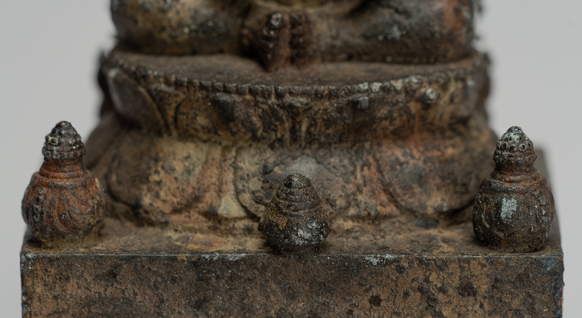 Jambhala-Statue – Antike sitzende Jambhala-Statue im Java-Majapahit-Stil, Gott des Reichtums – 23 cm.