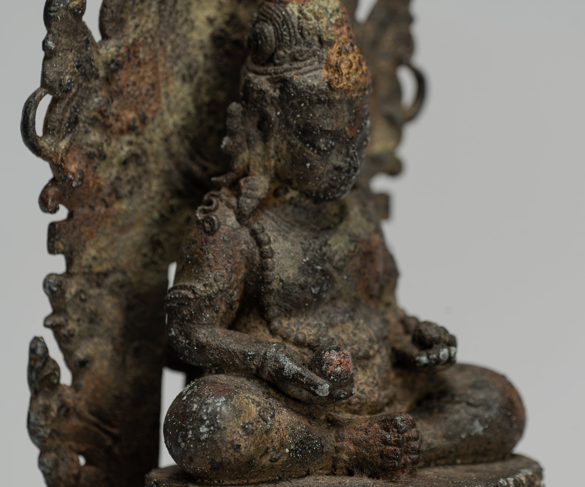 Jambhala-Statue – Antike sitzende Jambhala-Statue im Java-Majapahit-Stil, Gott des Reichtums – 23 cm.