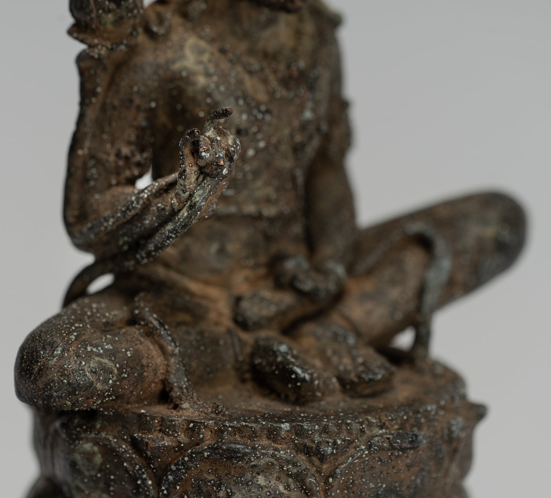 Estatua de Tara - Estatua de Bronce Devi Tara de bronce sentado de Majapahit antiguo de Java - 19cm/8 "