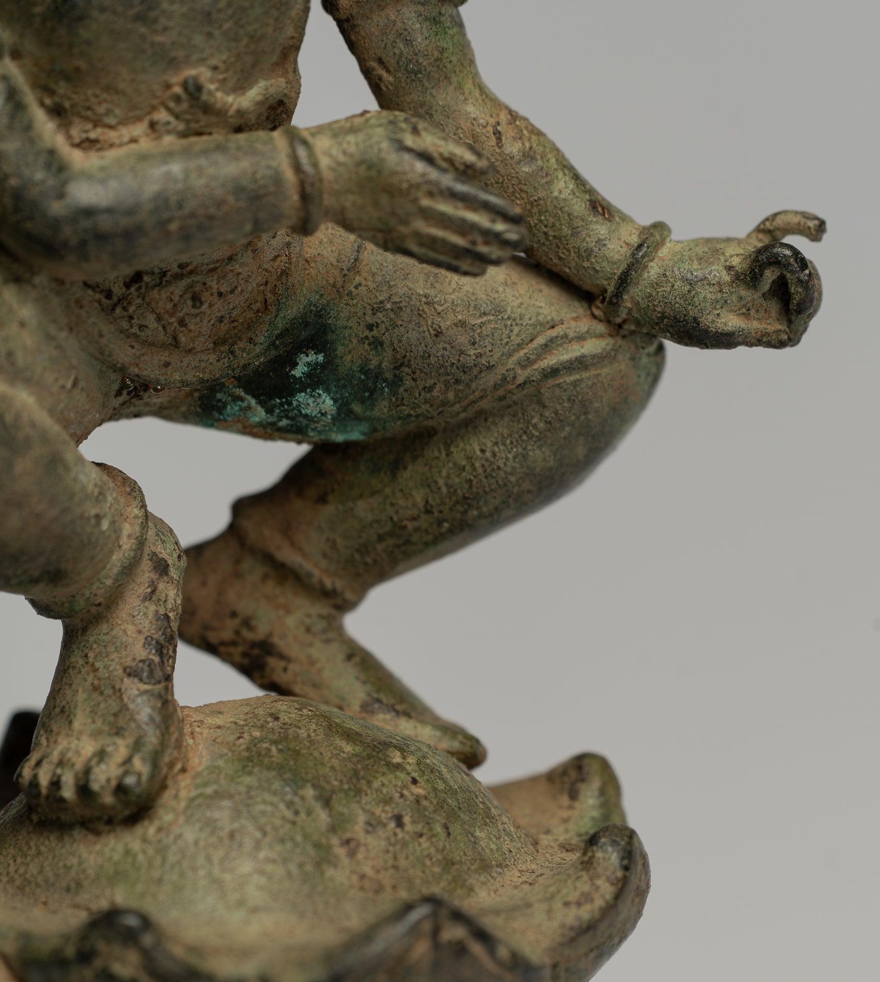 Estatua de Tara - Estatua de Bronce Devi Tara de bronce sentado de Majapahit antiguo de Java - 26 cm/10 "