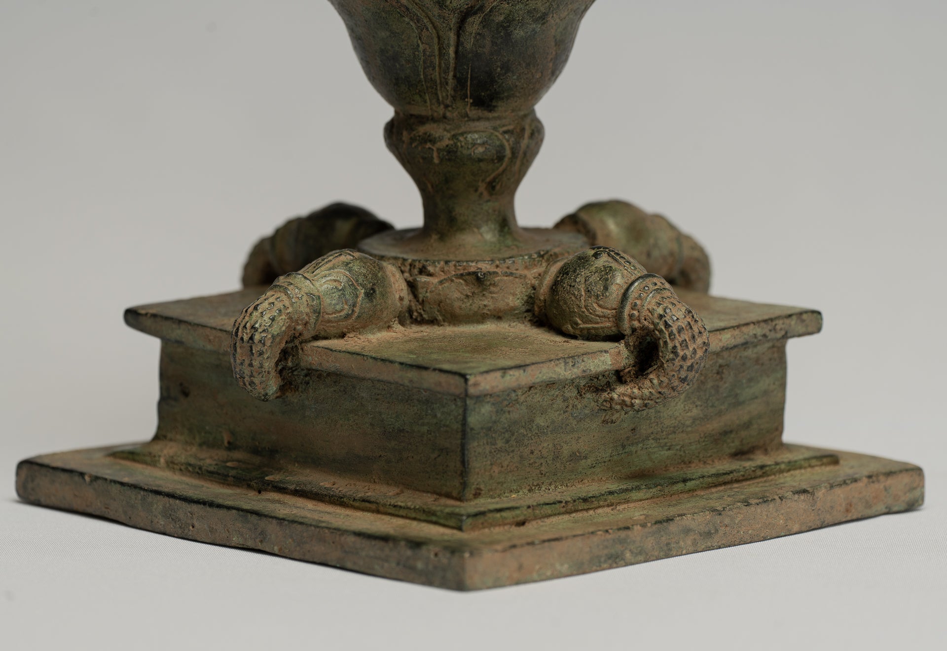 Estatua de Tara - Estatua de Bronce Devi Tara de bronce sentado de Majapahit antiguo de Java - 26 cm/10 "