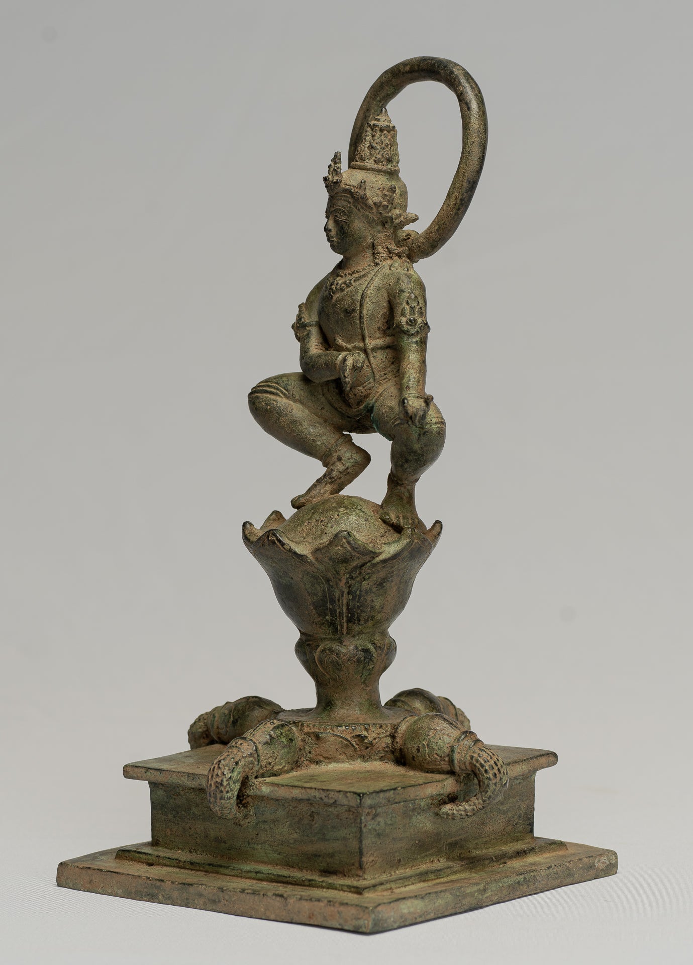 Estatua de Tara - Estatua de Bronce Devi Tara de bronce sentado de Majapahit antiguo de Java - 26 cm/10 "