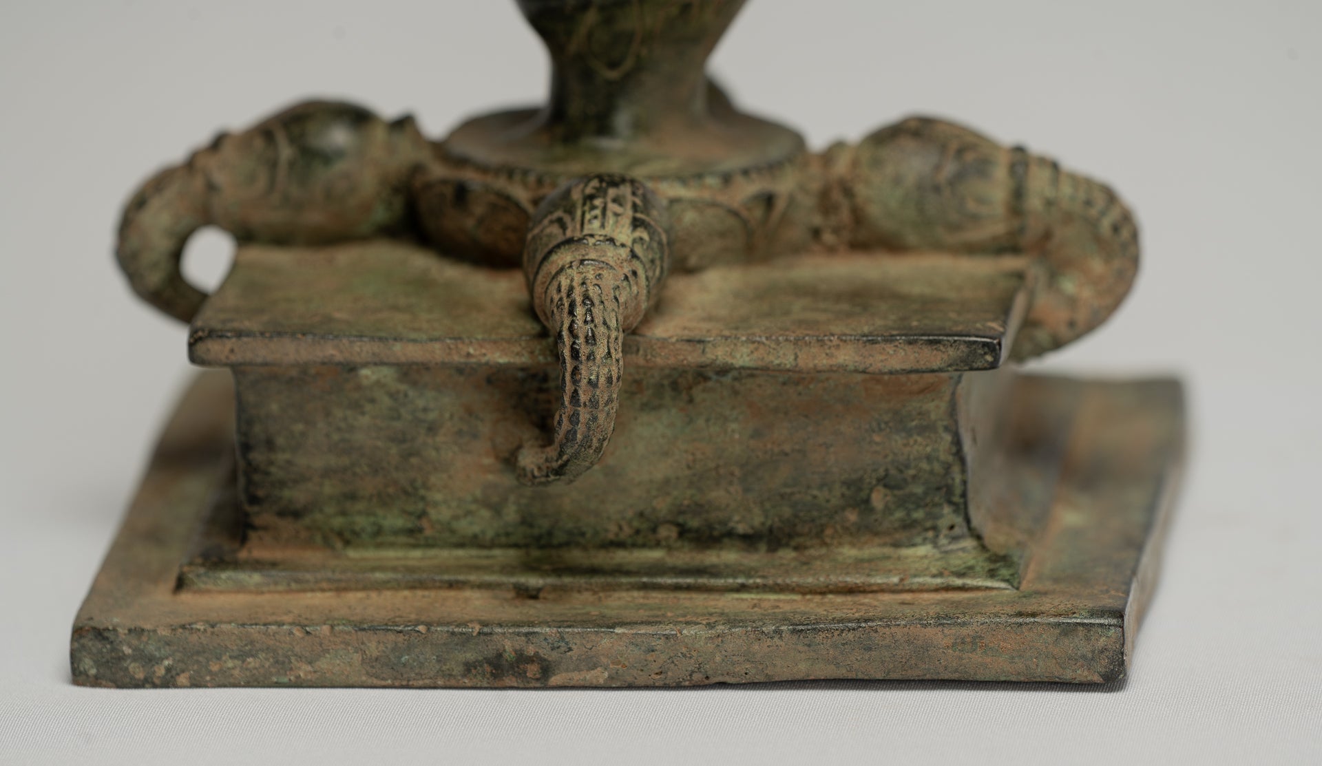 Estatua de Tara - Estatua de Bronce Devi Tara de bronce sentado de Majapahit antiguo de Java - 26 cm/10 "