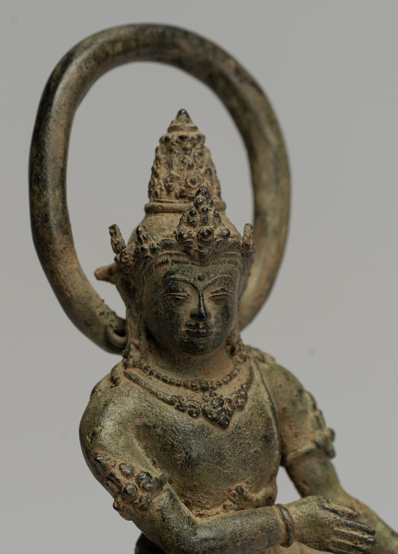 Estatua de Tara - Estatua de Bronce Devi Tara de bronce sentado de Majapahit antiguo de Java - 26 cm/10 "