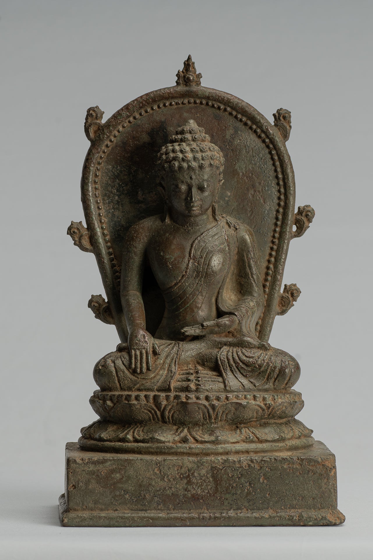Statue di Buddha - Antique in stile indonesiano seduto l'Illuminismo giavanese Buddha - 25 cm/10 "