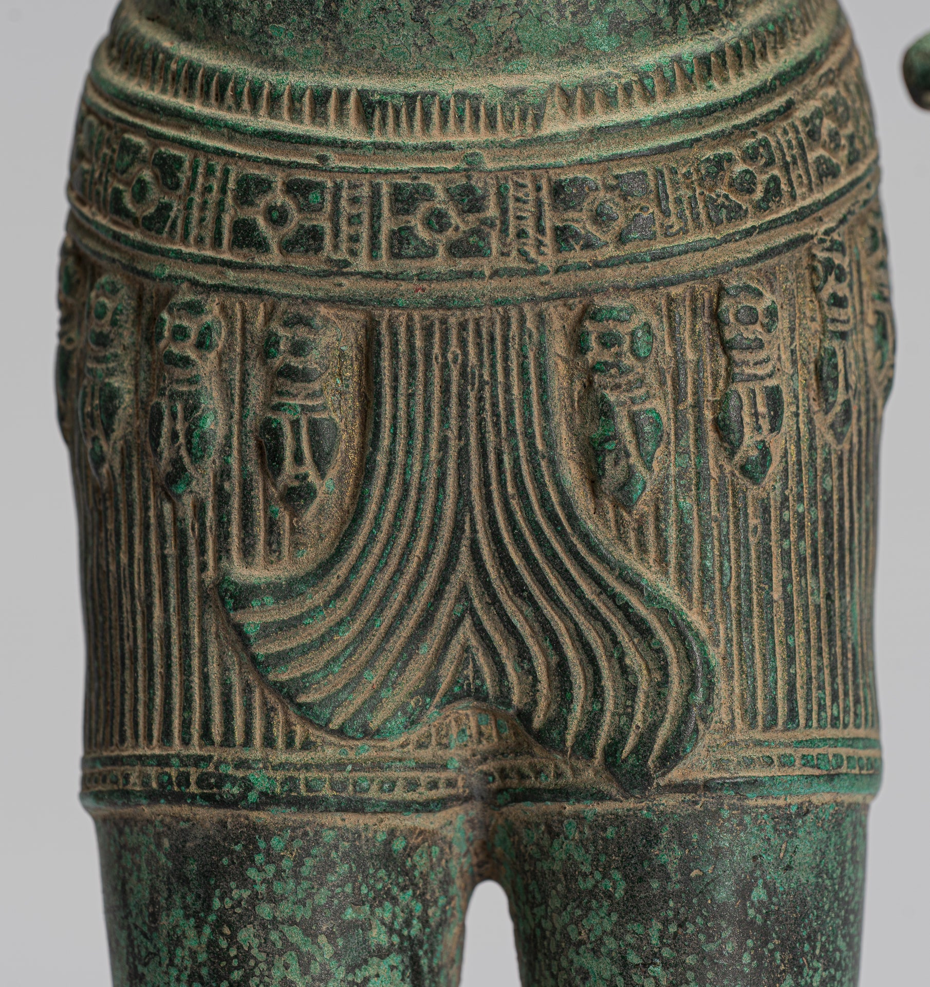 Statue de Vishnu - Statue de Vishnu de style Bayon en bronze de style khmer antique - 54 cm/22"