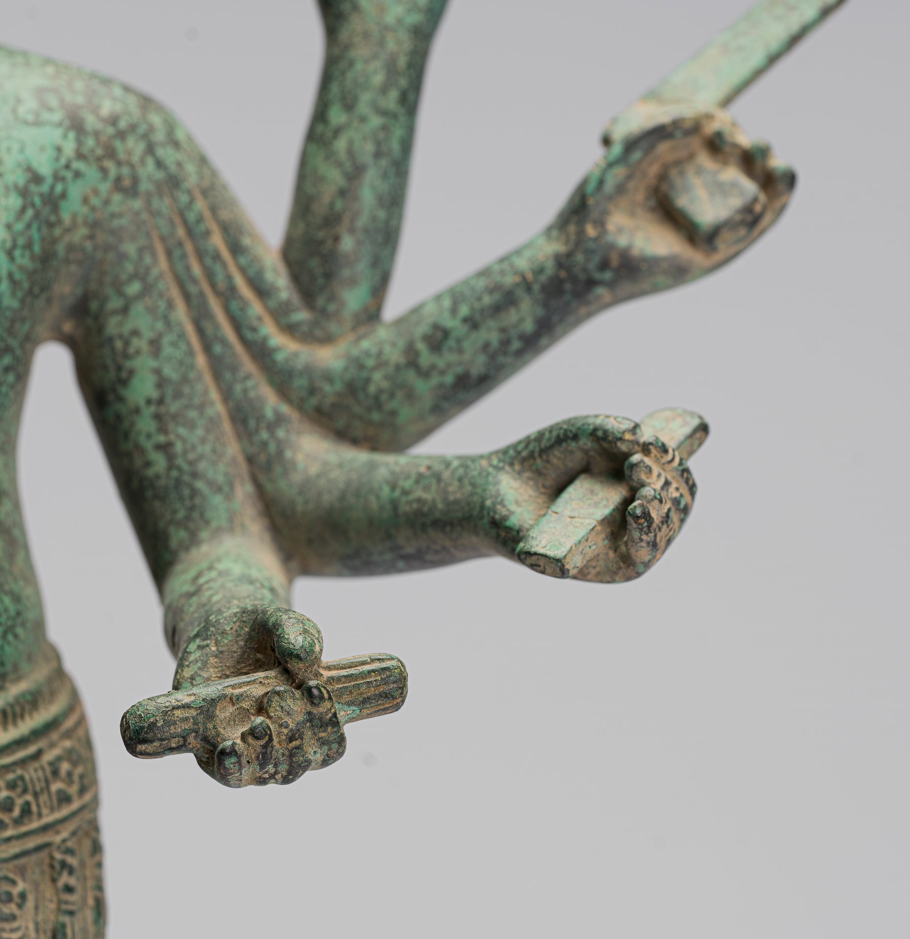 Statue de Vishnu - Statue de Vishnu de style Bayon en bronze de style khmer antique - 54 cm/22"