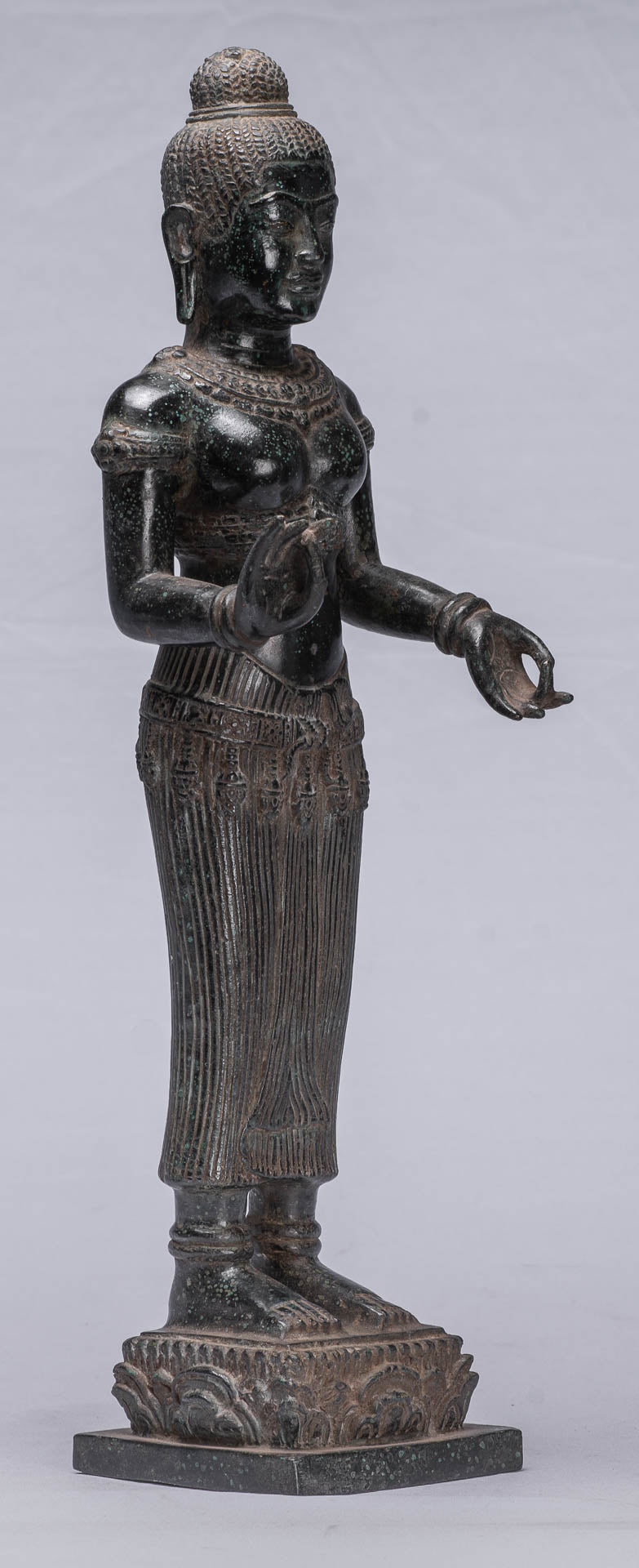 Lakshmi-Statue – antike Baphuon-Lakshmi-Statue im Khmer-Stil/Devi-Gemahlin von Vishnu – 43 cm/17 Zoll