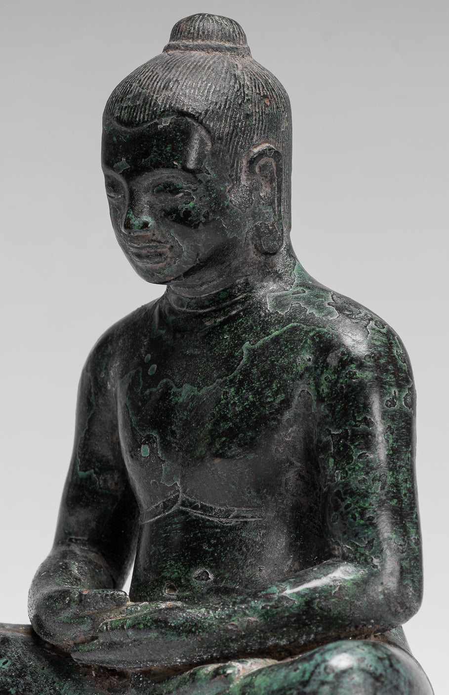 Antike sitzende Bronzestatue Jayavarman VII. aus Bronze im Khmer-Stil – 18 cm.