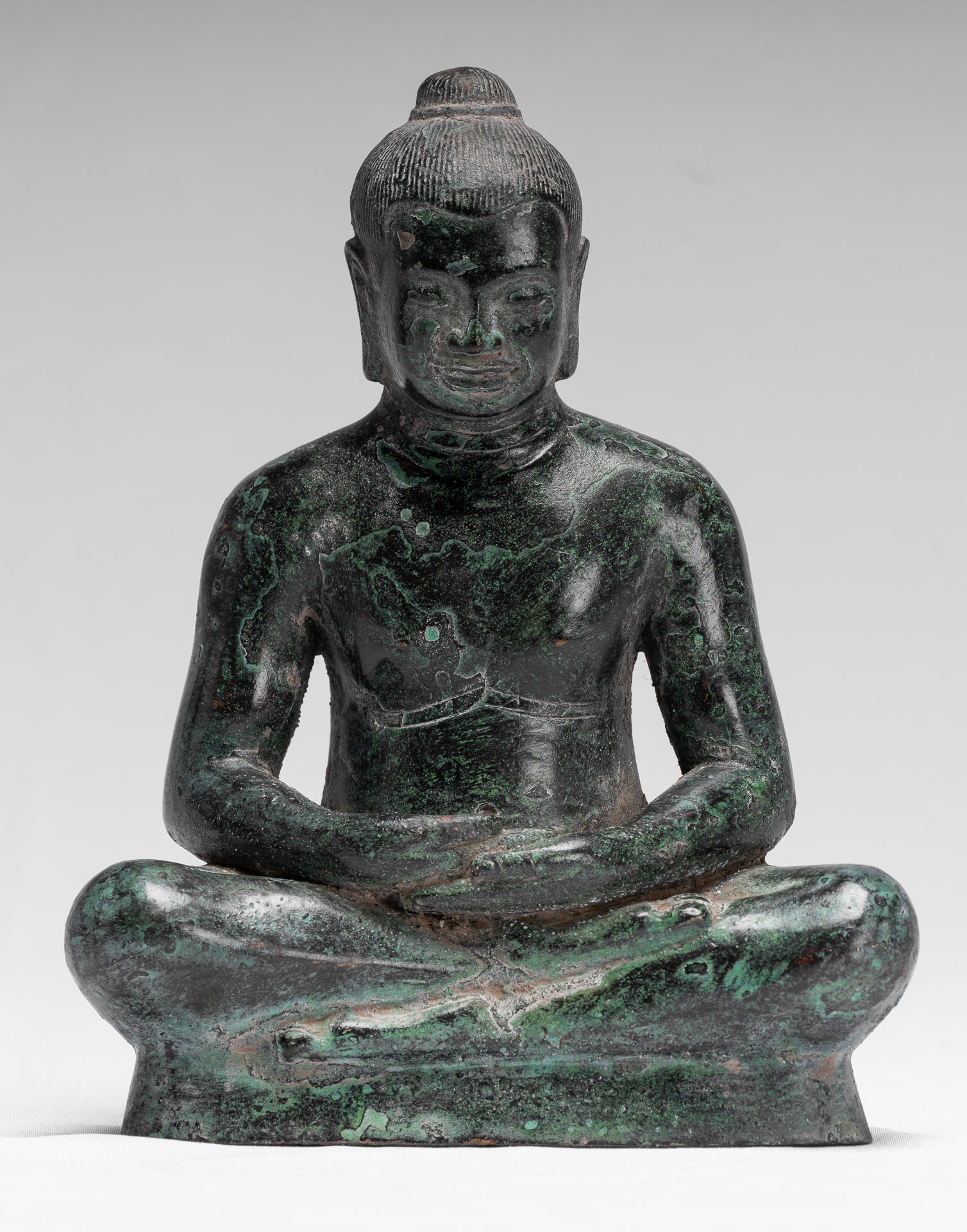Antike sitzende Bronzestatue Jayavarman VII. aus Bronze im Khmer-Stil – 18 cm.