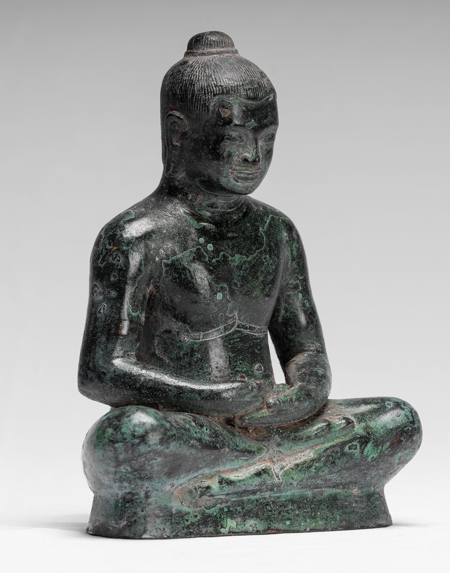 Antike sitzende Bronzestatue Jayavarman VII. aus Bronze im Khmer-Stil – 18 cm.