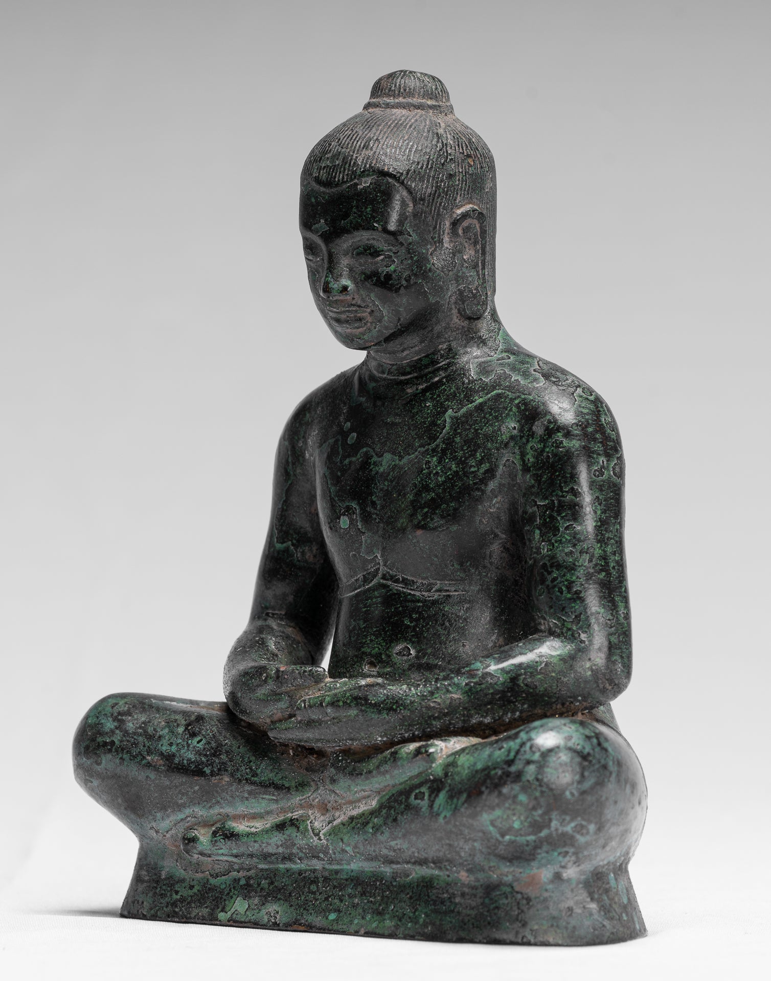 Antike sitzende Bronzestatue Jayavarman VII. aus Bronze im Khmer-Stil – 18 cm.