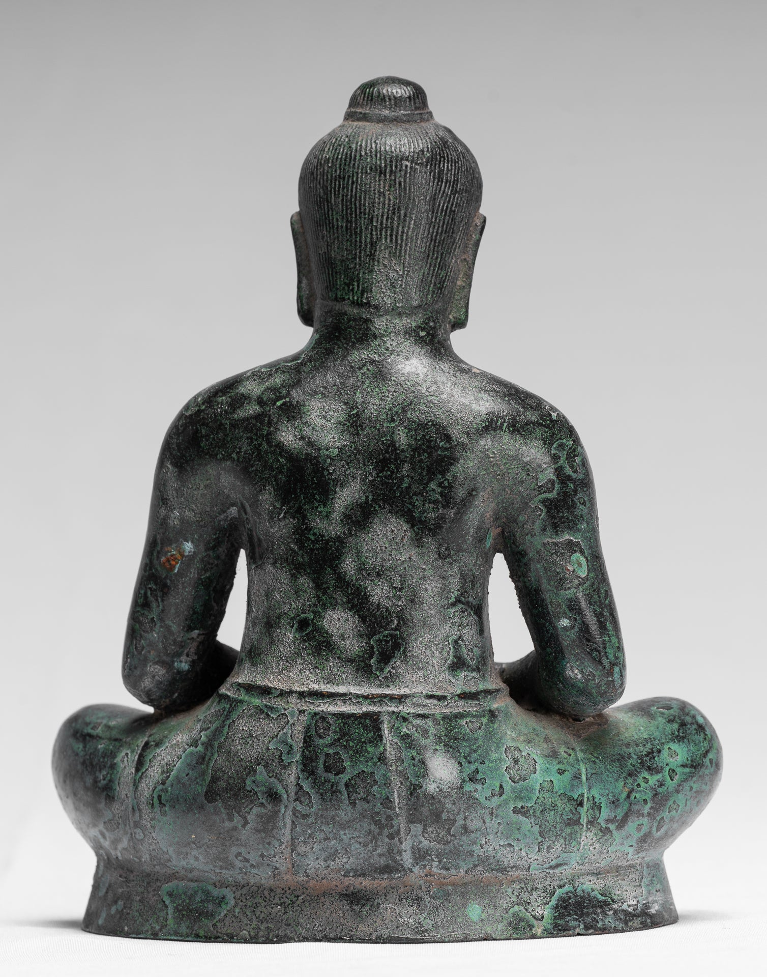 Antike sitzende Bronzestatue Jayavarman VII. aus Bronze im Khmer-Stil – 18 cm.