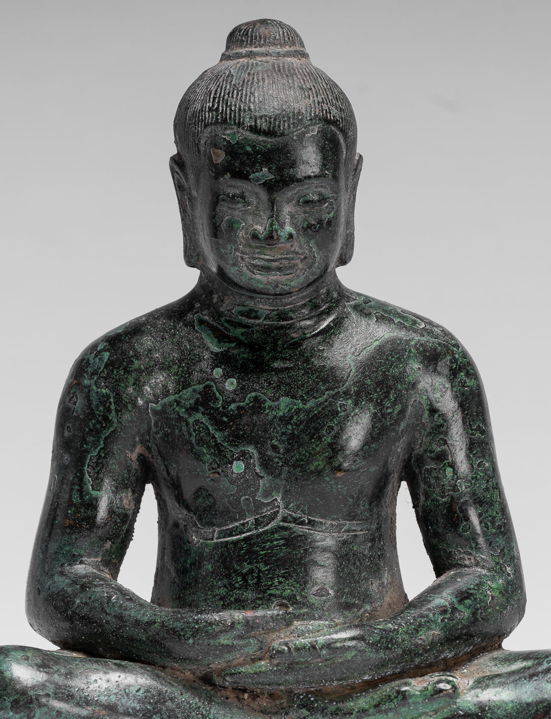 Antike sitzende Bronzestatue Jayavarman VII. aus Bronze im Khmer-Stil – 18 cm.
