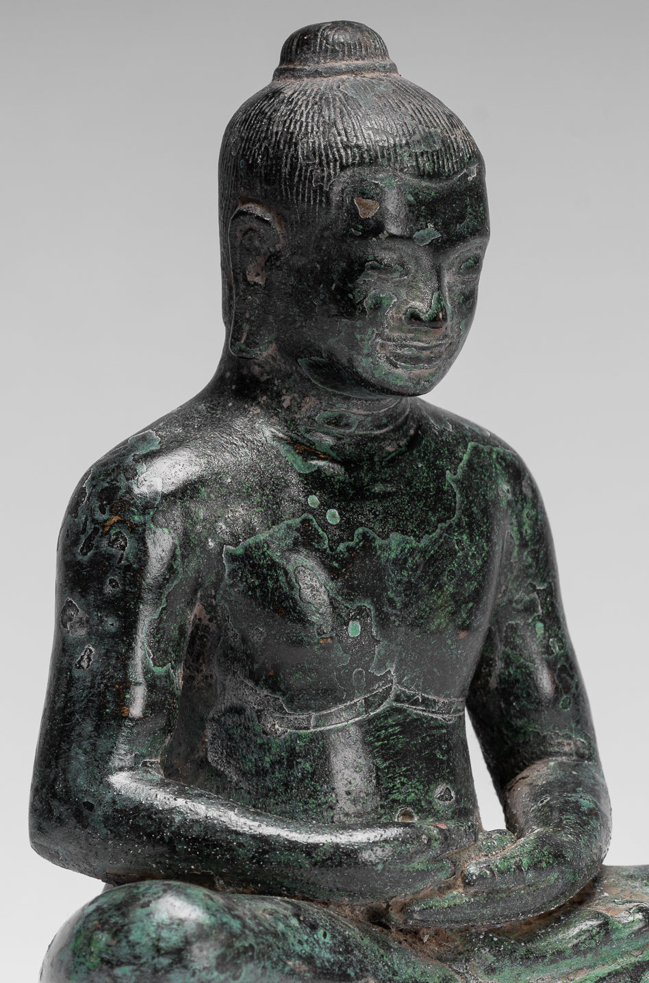 Antike sitzende Bronzestatue Jayavarman VII. aus Bronze im Khmer-Stil – 18 cm.