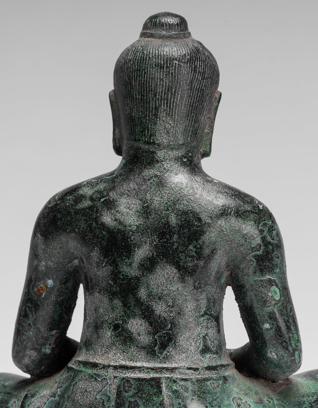 Antike sitzende Bronzestatue Jayavarman VII. aus Bronze im Khmer-Stil – 18 cm.