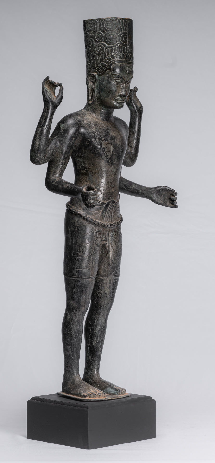 Harihara – Antiker Bronze-Khmer-Hari-Hara oder Vishnu und Shiva im Phnom-Da-Stil – 77 cm.