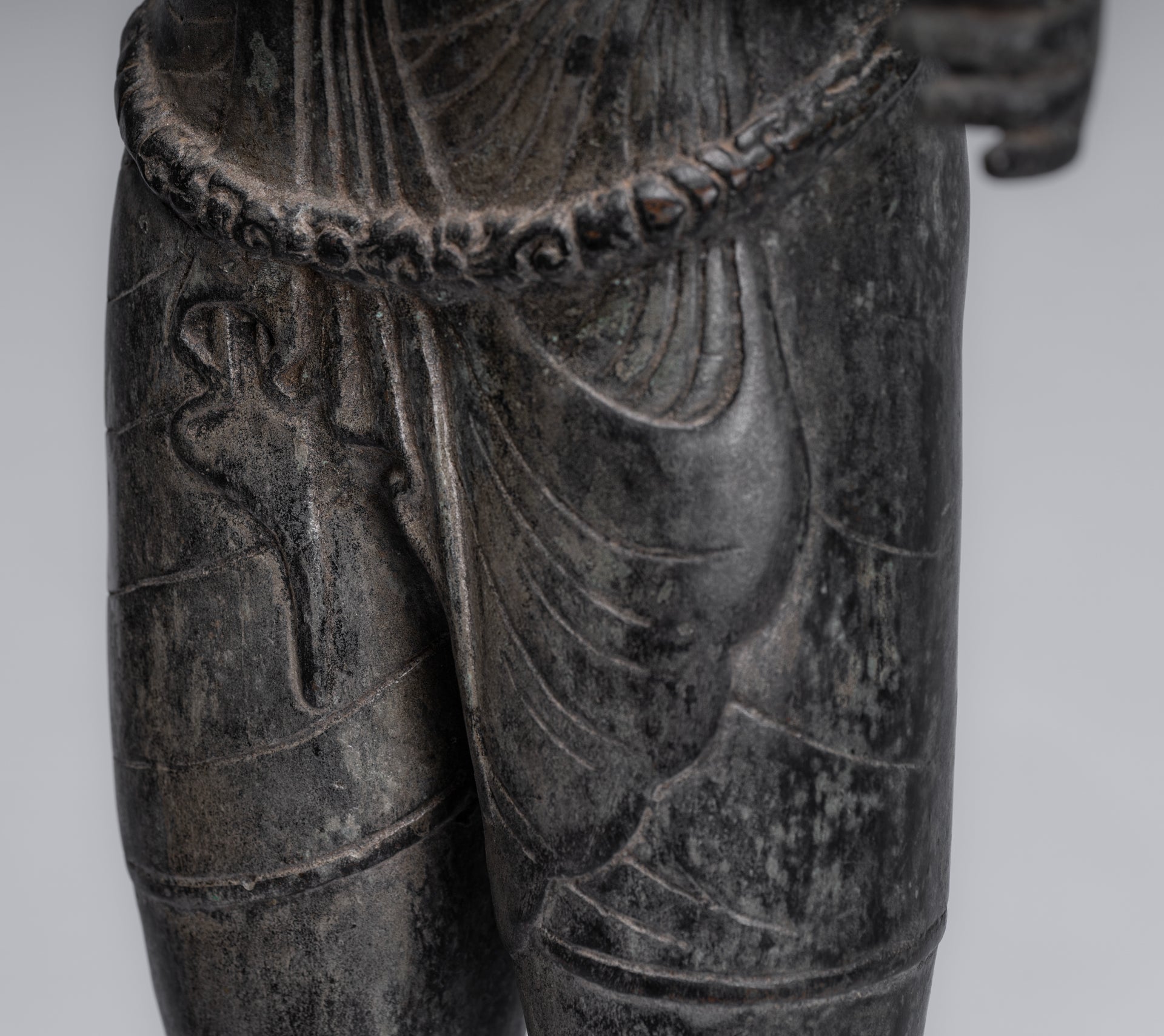 Harihara – Antiker Bronze-Khmer-Hari-Hara oder Vishnu und Shiva im Phnom-Da-Stil – 77 cm.