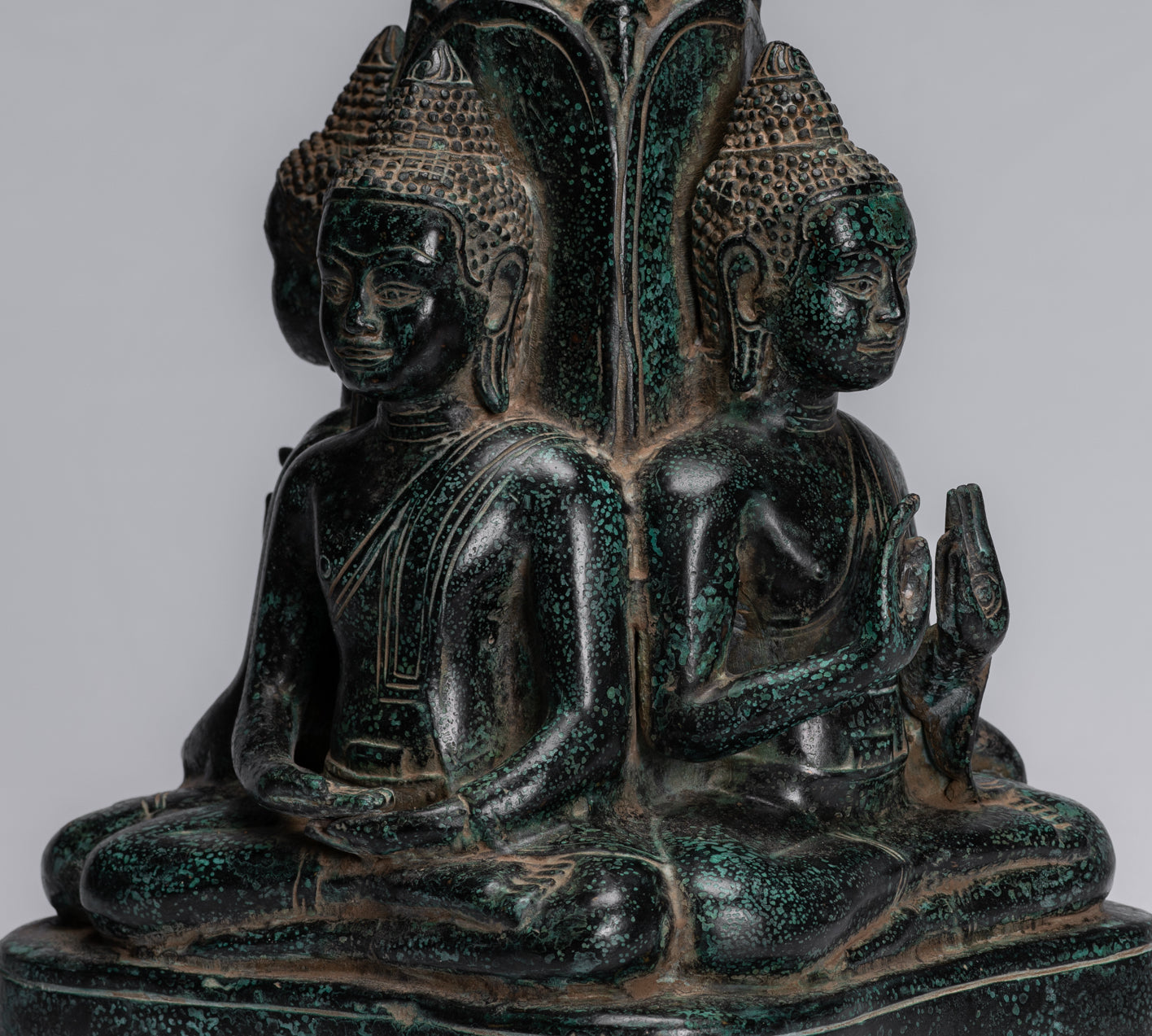 Statue antique de Bouddha à quatre voies en bronze de style khmer d'Asie du Sud-Est - 28 cm/11"