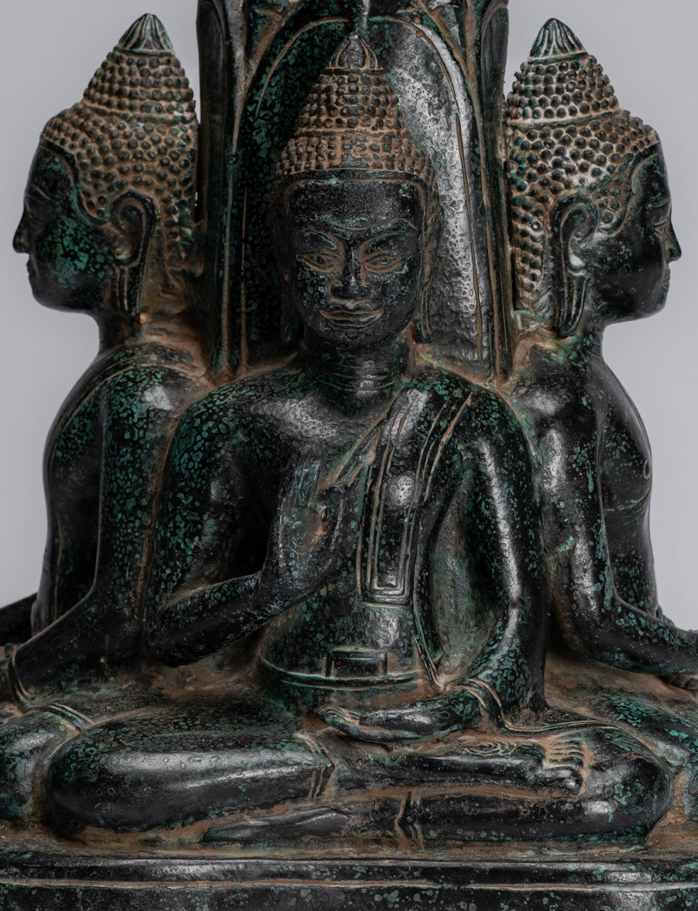 Statue antique de Bouddha à quatre voies en bronze de style khmer d'Asie du Sud-Est - 28 cm/11"