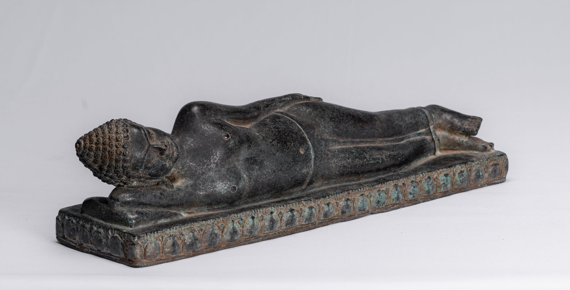 Estatua de Buda - Estatua antigua de estilo tailandés SE Asia Bronce Reclining Nirvana Buddha Statue - 42cm/17 "de largo