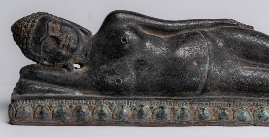Estatua de Buda - Estatua antigua de estilo tailandés SE Asia Bronce Reclining Nirvana Buddha Statue - 42cm/17 "de largo