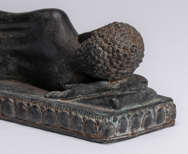 Estatua de Buda - Estatua antigua de estilo tailandés SE Asia Bronce Reclining Nirvana Buddha Statue - 42cm/17 "de largo