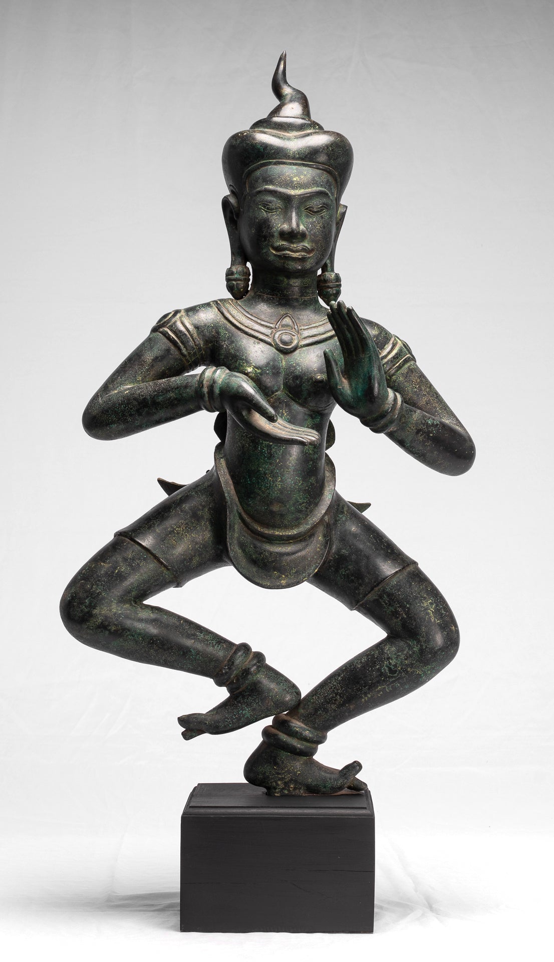 Antike tanzende Apsara- oder Engelsstatue aus Baphuon-Bronze im Khmer-Stil – 85 cm.