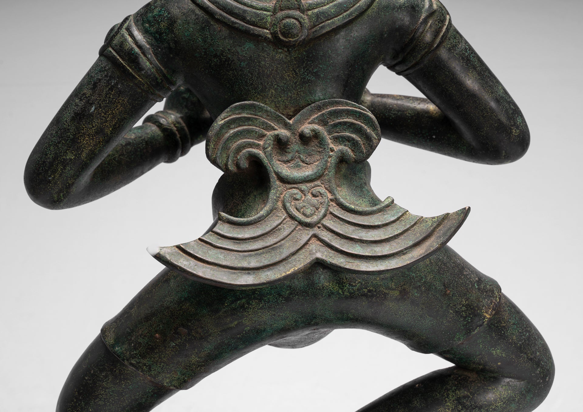 Antike tanzende Apsara- oder Engelsstatue aus Baphuon-Bronze im Khmer-Stil – 85 cm.