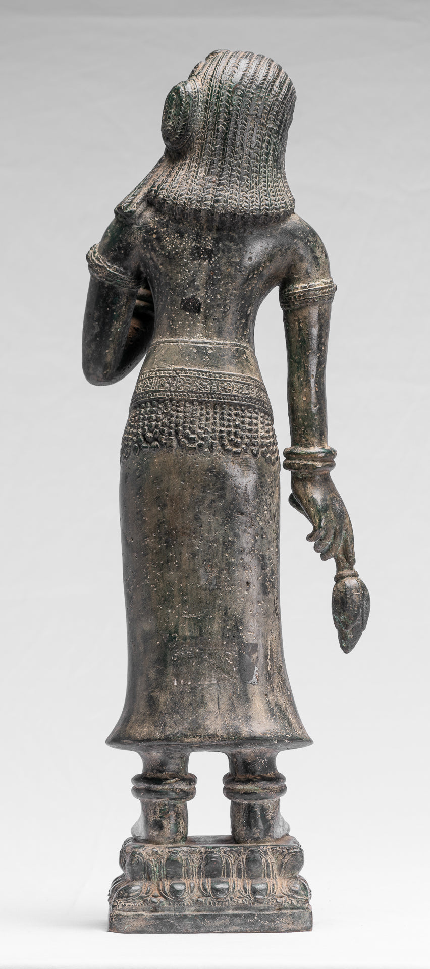 Apsara ou ange debout de Banteay Srei en bronze de style khmer antique - 53 cm/21"