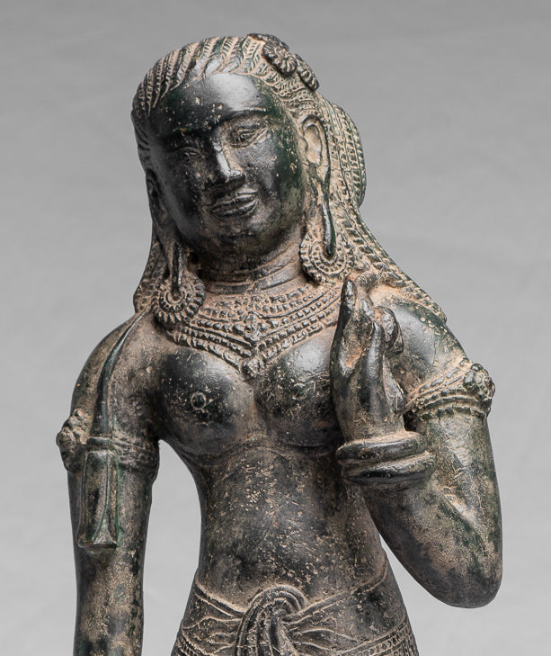 Apsara ou ange debout de Banteay Srei en bronze de style khmer antique - 53 cm/21"