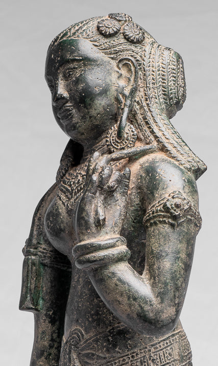 Apsara ou ange debout de Banteay Srei en bronze de style khmer antique - 53 cm/21"