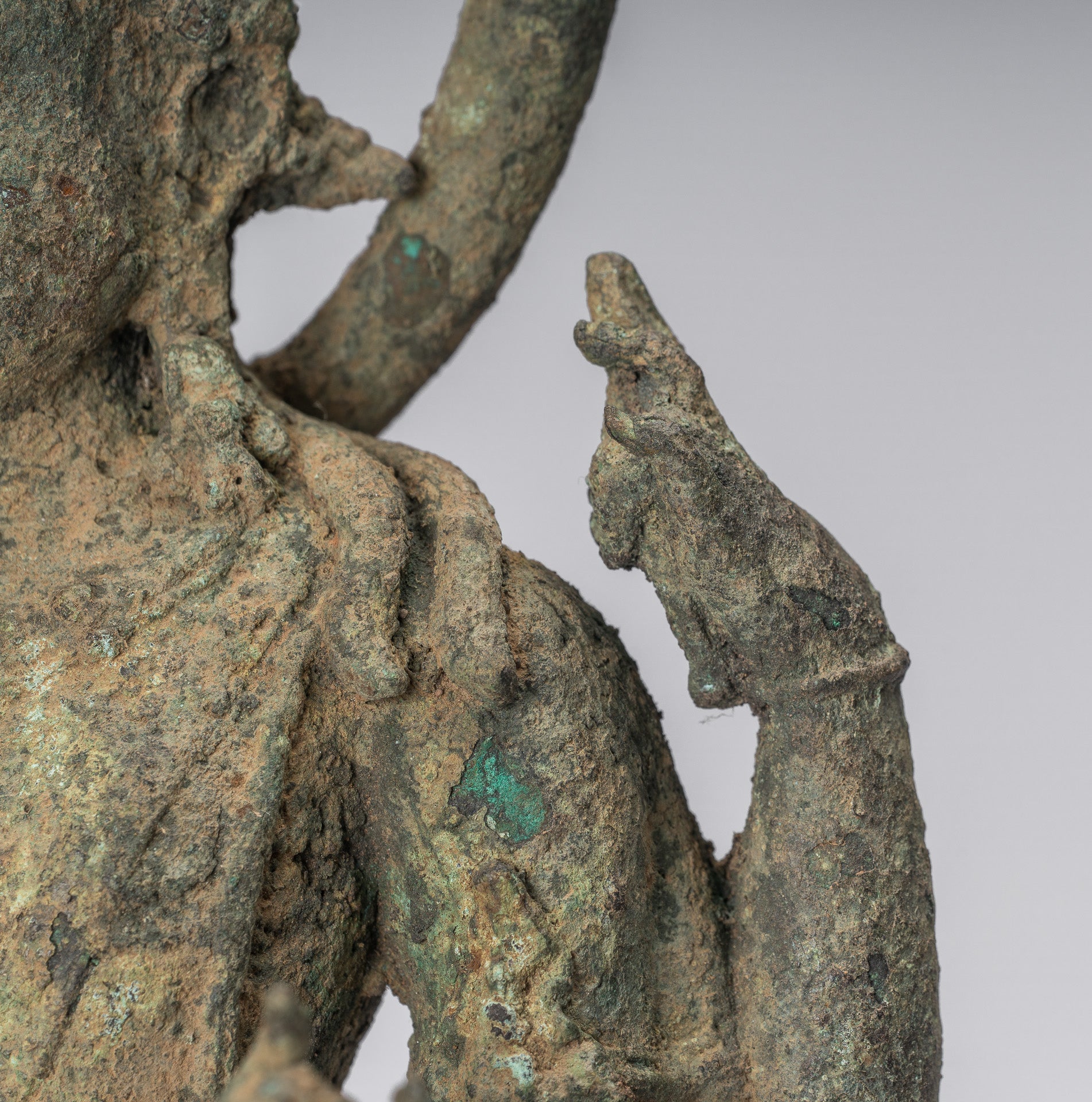 Vishnu – Statue de Vishnu debout en bronze de style indonésien antique Majapahit Java – 51 cm/20"