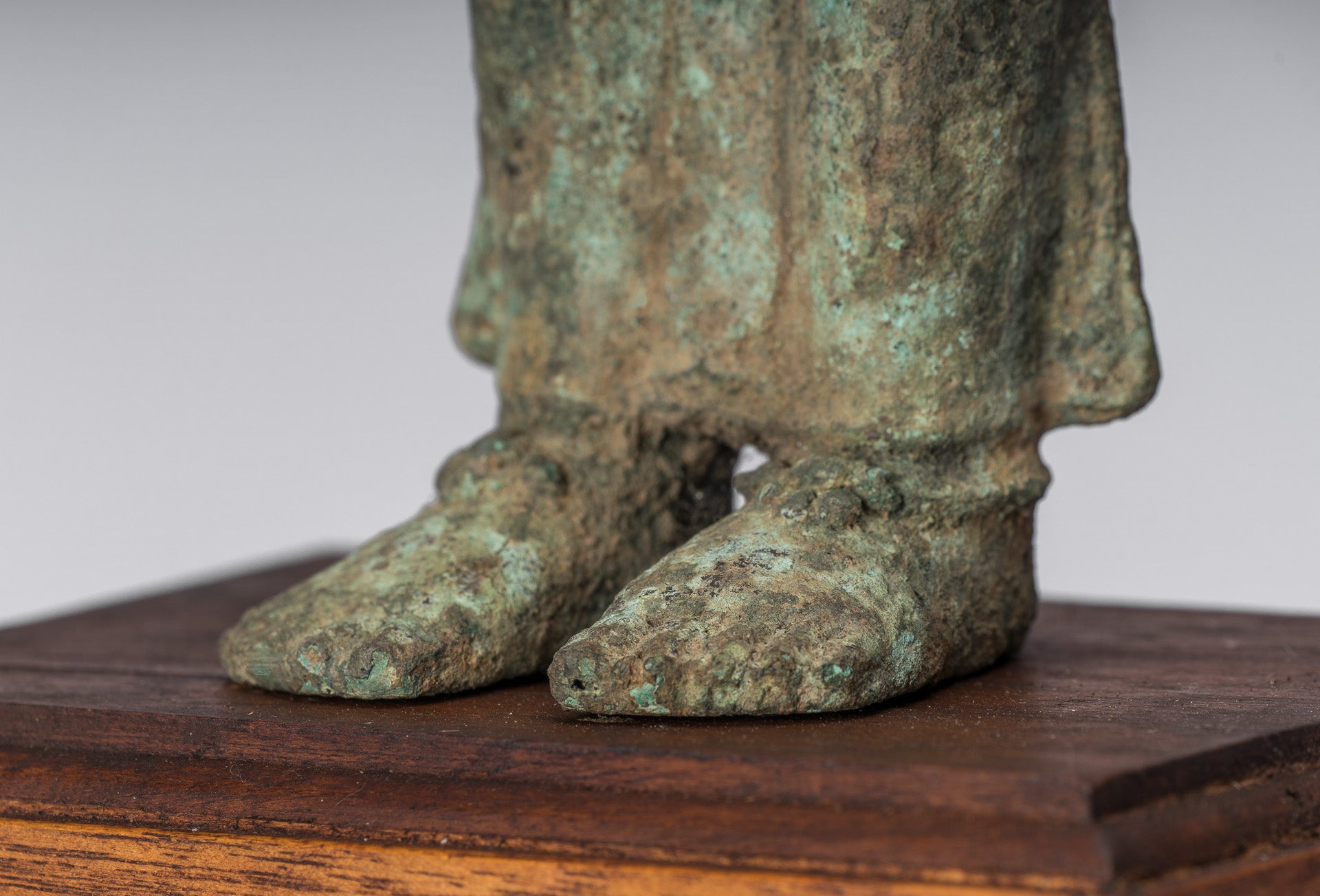 Vishnu – Statue de Vishnu debout en bronze de style indonésien antique Majapahit Java – 51 cm/20"