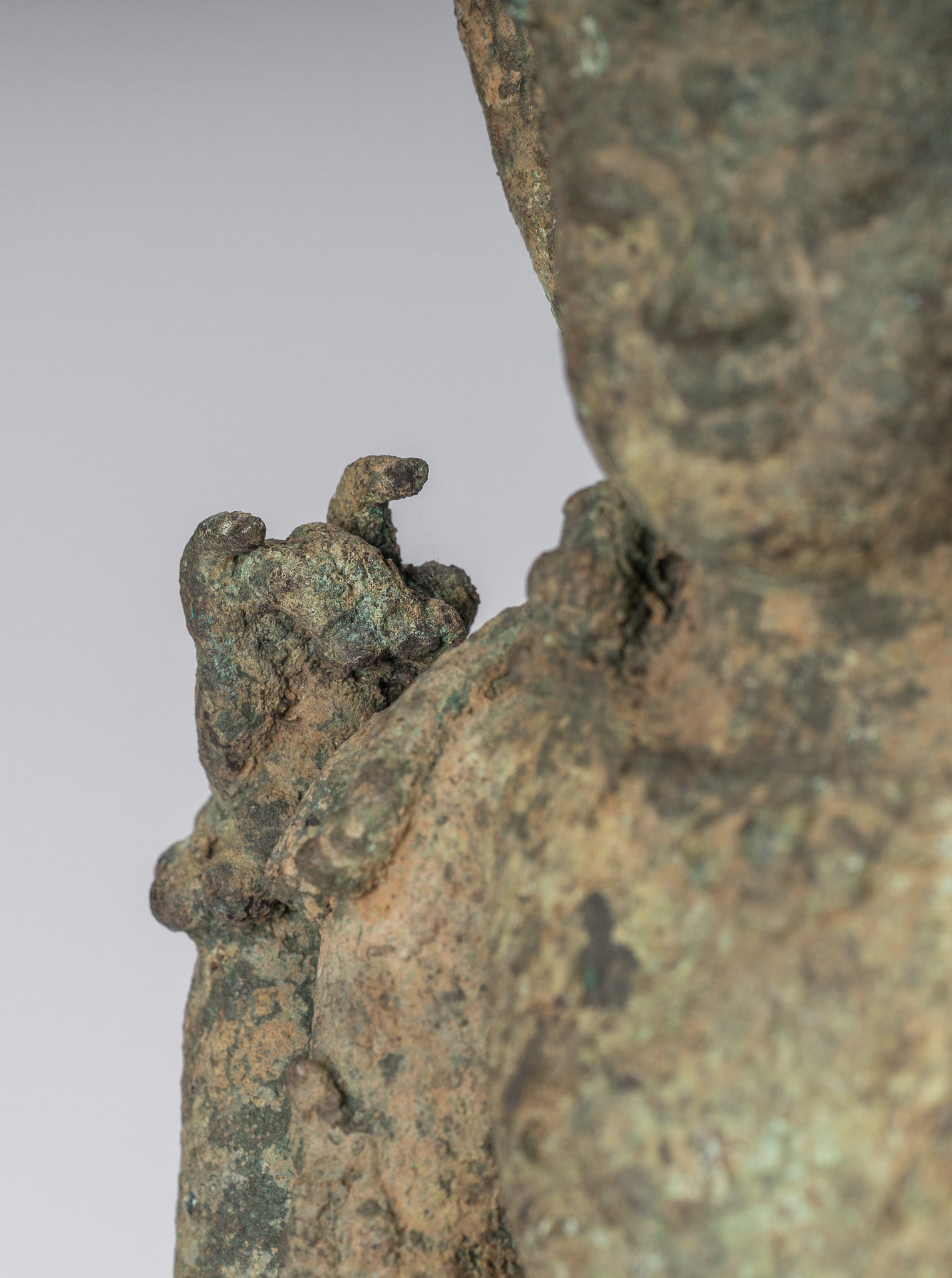 Vishnu – Statue de Vishnu debout en bronze de style indonésien antique Majapahit Java – 51 cm/20"