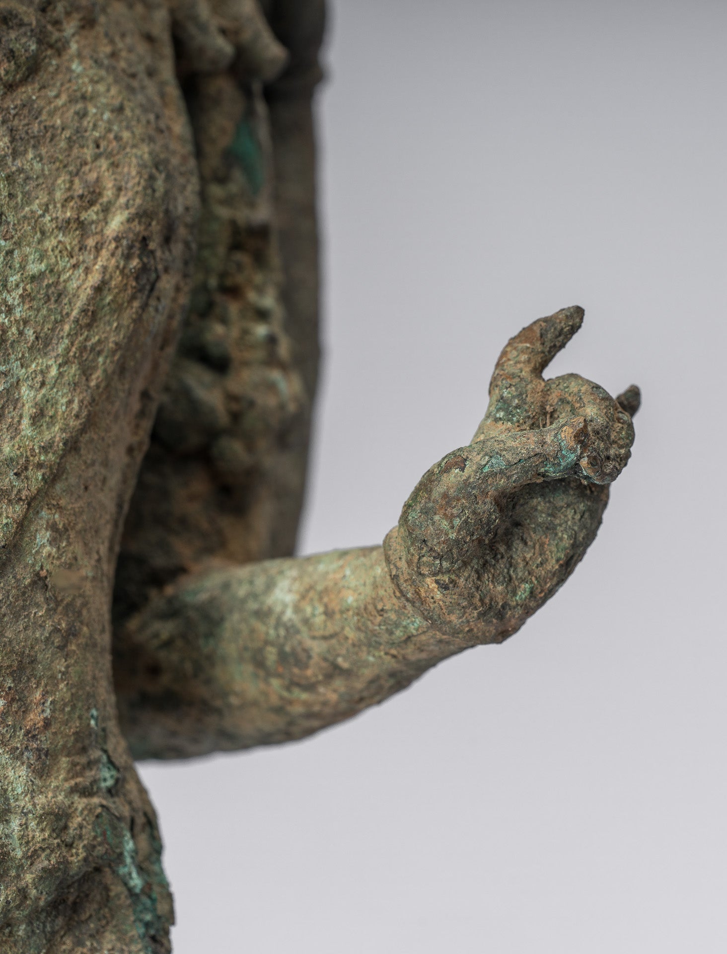 Vishnu – Statue de Vishnu debout en bronze de style indonésien antique Majapahit Java – 51 cm/20"