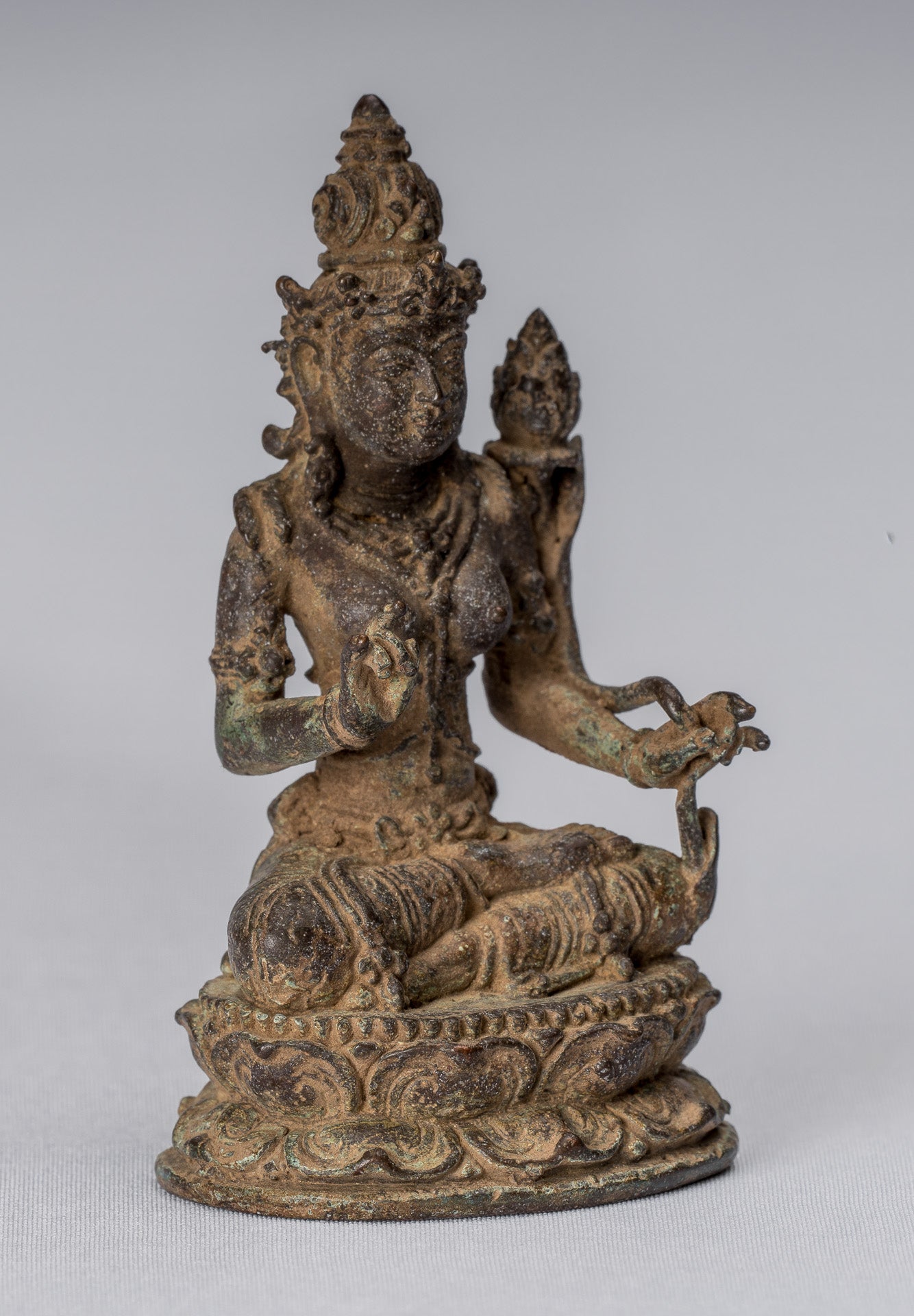Statue de Tara – Antique style Java Majapahit indonésien assis en bronze Devi Tara – 8 cm