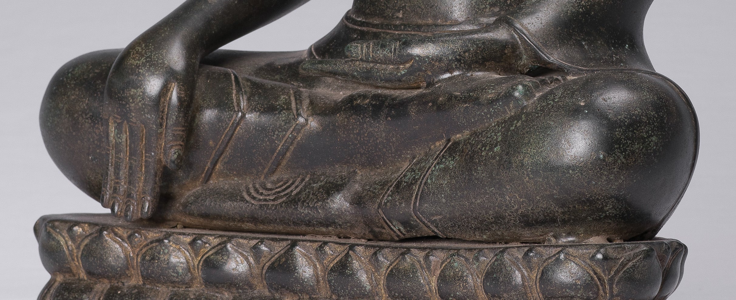 Statue de Bouddha – Statue de Bouddha assis en bronze de style khmer antique – 46 cm