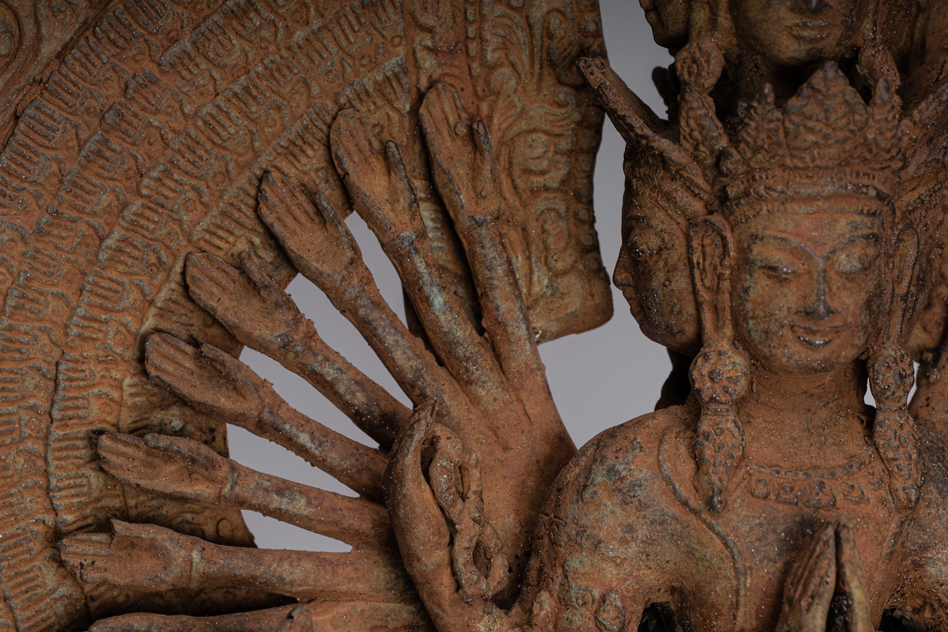 Statue de Bodhisattva – Statue de Bodhisattva Avaloketishvara javanaise antique de style indonésien à 1000 bras – 61 cm/24"