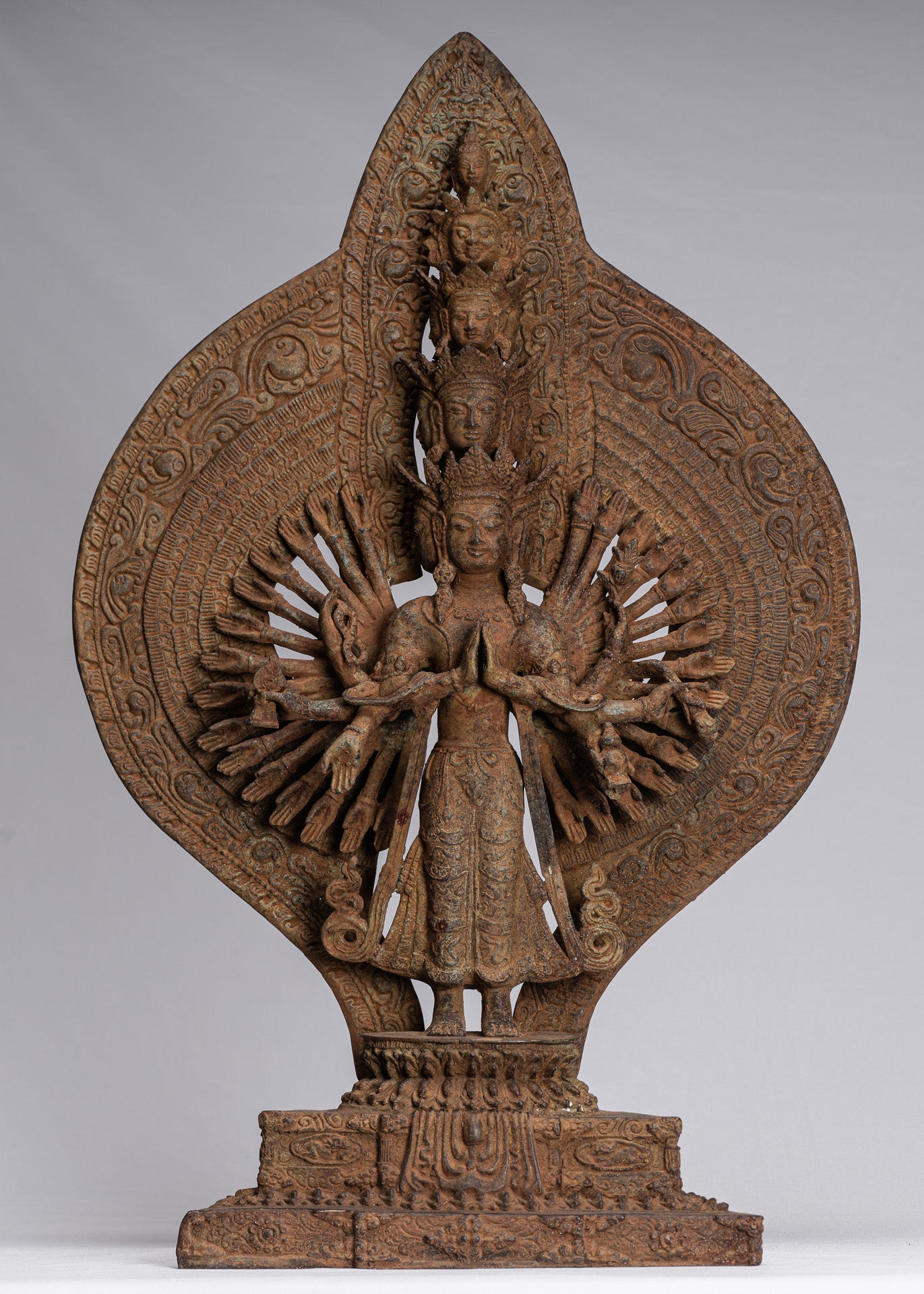 Statue de Bodhisattva – Statue de Bodhisattva Avaloketishvara javanaise antique de style indonésien à 1000 bras – 61 cm/24"