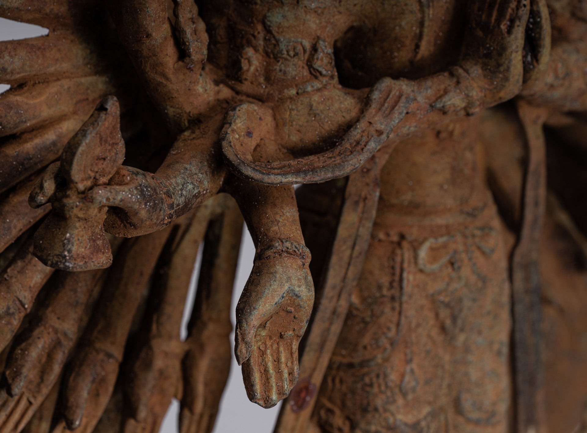 Statue de Bodhisattva – Statue de Bodhisattva Avaloketishvara javanaise antique de style indonésien à 1000 bras – 61 cm/24"