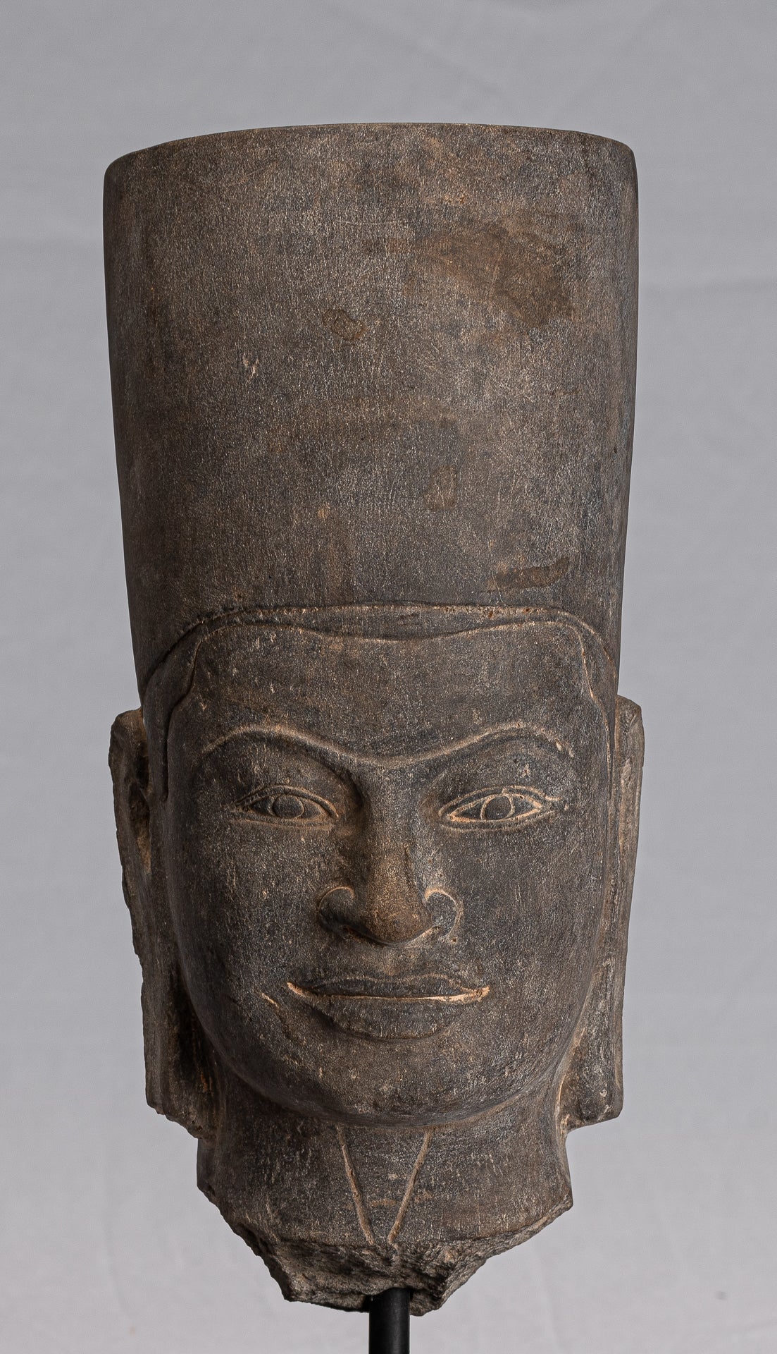 Estatua de Vishnu - Cabezal de Vishnu montado en piedra antiguo de Phnom da - 37 cm/15 "