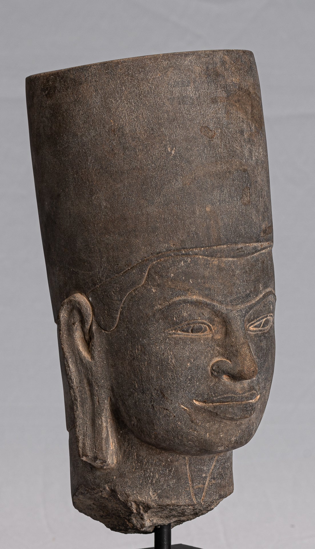 Estatua de Vishnu - Cabezal de Vishnu montado en piedra antiguo de Phnom da - 37 cm/15 "