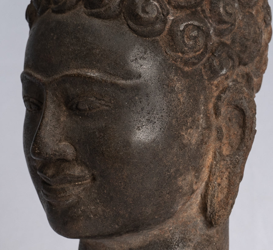 Statue de Bouddha – Statue antique de tête de Bouddha en pierre thaïlandaise de style Dvaravati – 22 cm.