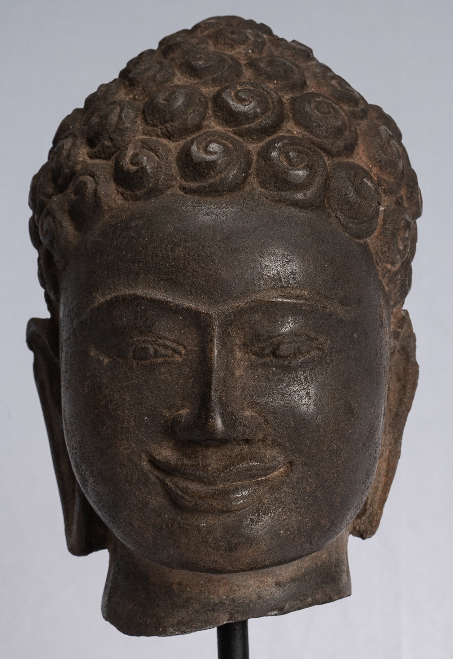 Statue de Bouddha – Statue antique de tête de Bouddha en pierre thaïlandaise de style Dvaravati – 22 cm.