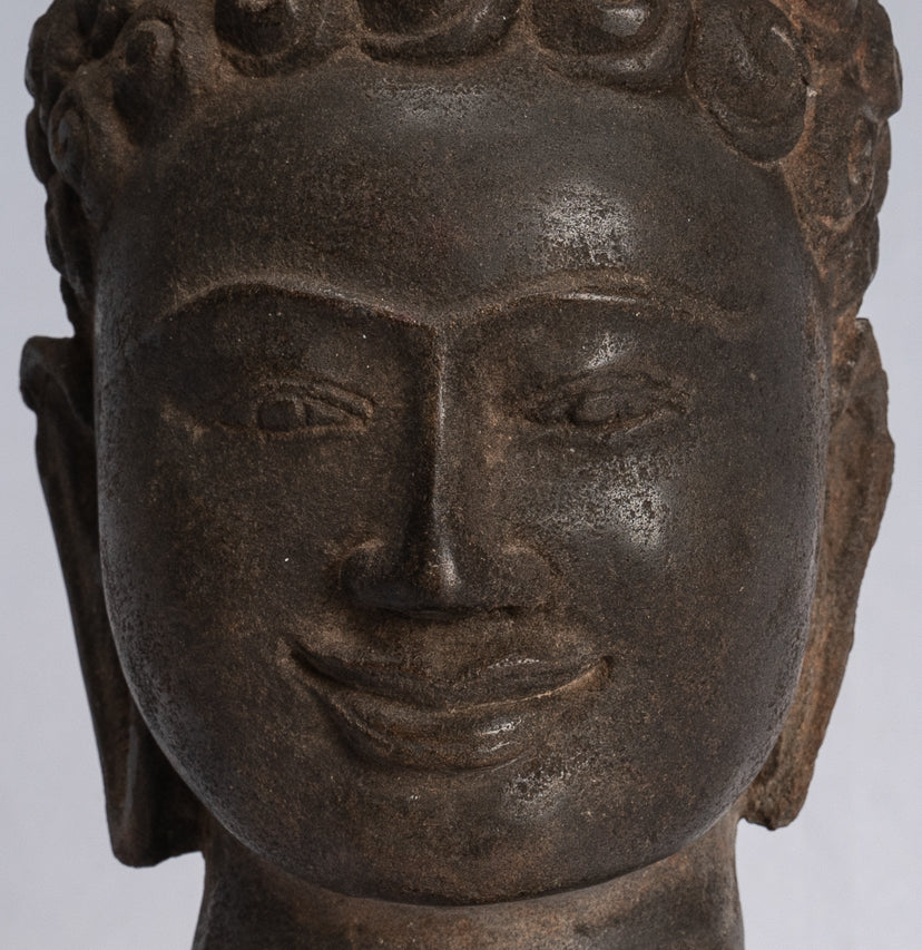 Statue de Bouddha – Statue antique de tête de Bouddha en pierre thaïlandaise de style Dvaravati – 22 cm.
