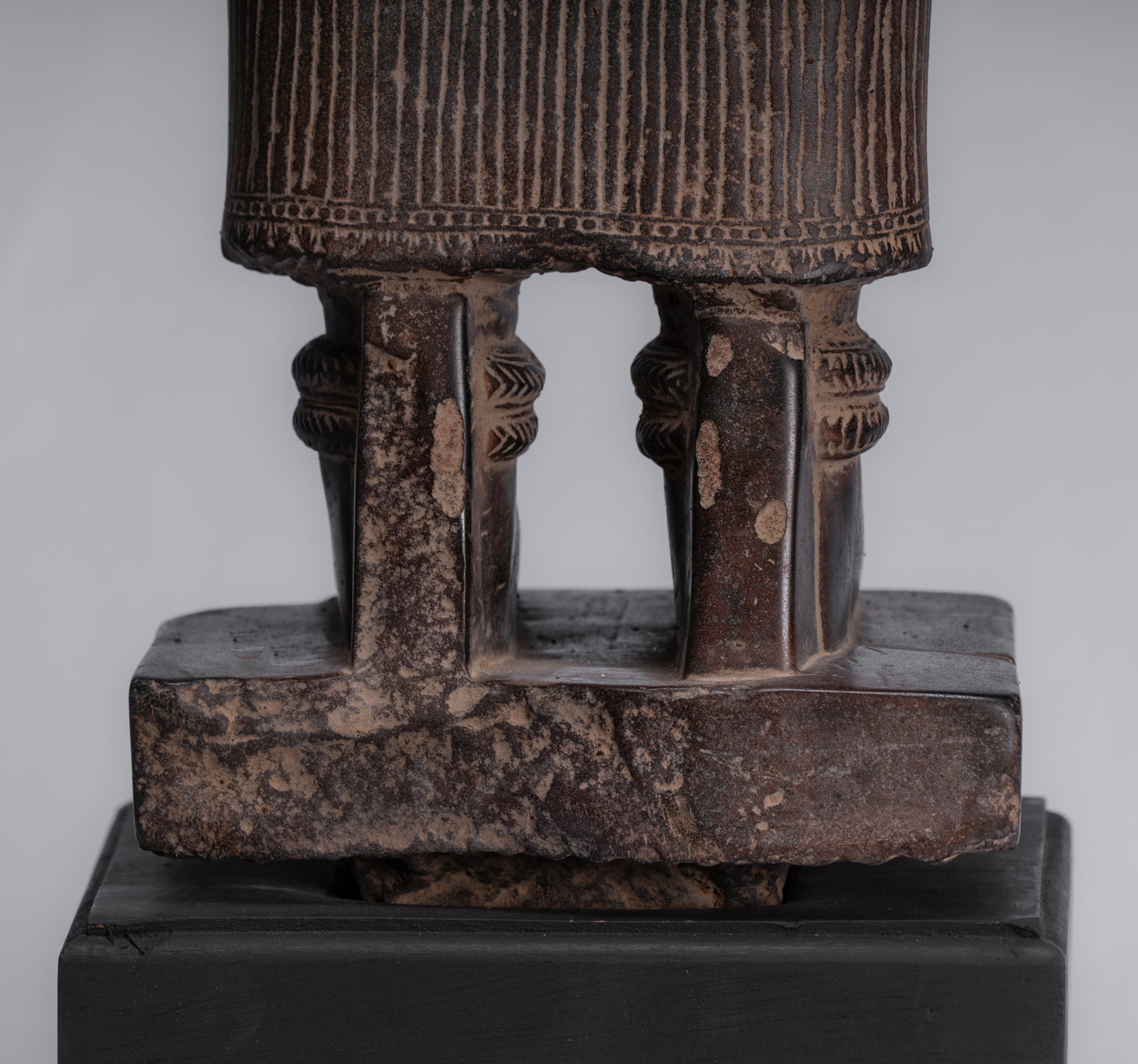 Torse Lakshmi en pierre de style khmer Angkor Wat antique (probablement) - 68 cm/27"